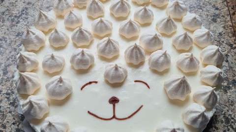 Sinaasappel/meringue kwarktaart in de vorm van een schaap