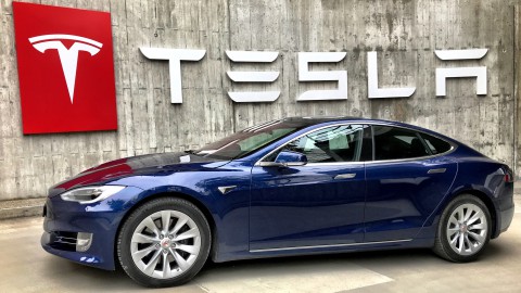 Je kunt nu videospelletjes spelen op een Tesla-scherm als de auto in beweging is