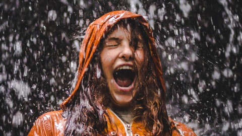 Regenbui en wateroverlast? Haal tegels uit je tuin!