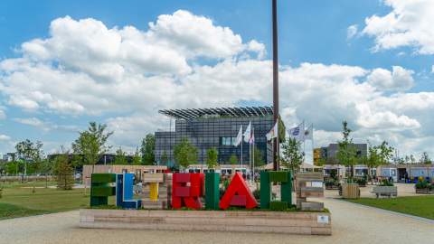 Centrale ingang Floriade en een retourticket kabelbaan voor meer bezoekersgemak