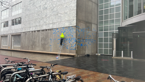 Fanakapan creëert een enorme spin op het stadhuis in Almere