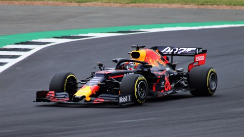 Max Verstappen racet online volop door 