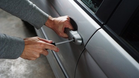 Autoinbraken en vernielingen in Almeerse Stedenwijk