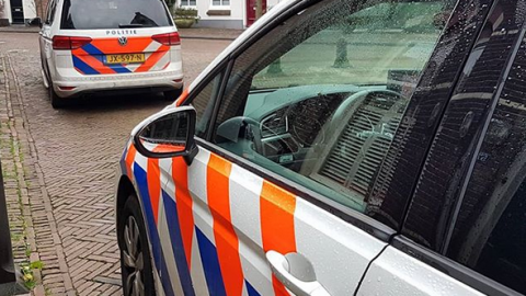 Man met steekwond loopt politiebureau binnen