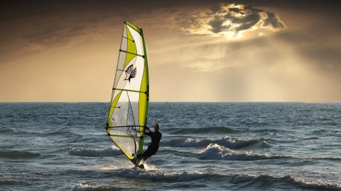 Flevolanders goed van start bij WK windsurfen  