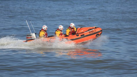 Duwboot gezonken op IJsselmeer bij Maximacentrale 