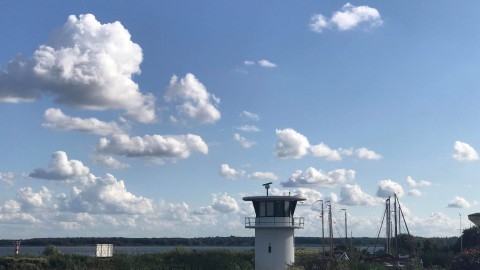 Zon en stapelwolken, overwegend droog