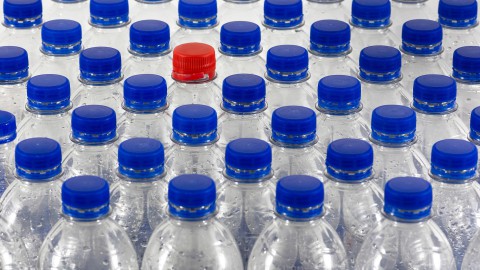 Vanwege milieu kopen mensen minder vlees en plastic flesjes