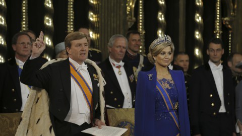 Koning Willem-Alexander opent alsnog tentoonstelling ‘Besmet!’ in Rijksmuseum Boerhaave