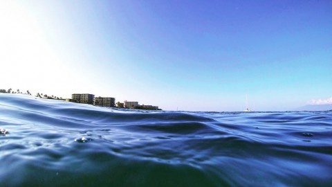 Drenkeling uit water gered na omgeslagen catamaran