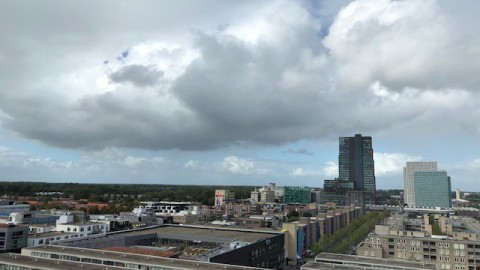 Wolkenvelden en overwegend droog.