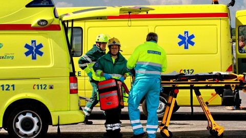 Gladheid: auto in greppel en fietser gewond na val