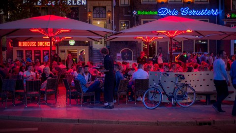 Gratis hapjes en drankjes bij ludiek terrasprotest