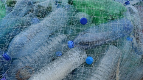 Eerste straat en parkeerplaatsen van plastic aangelegd