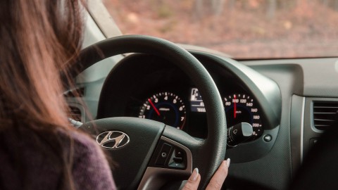 CBR tot rijscholen: laat mensen niet te snel afrijden!