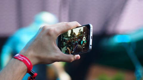 Online zetten van filmpjes en foto’s van slachtoffers moet strafbaar worden