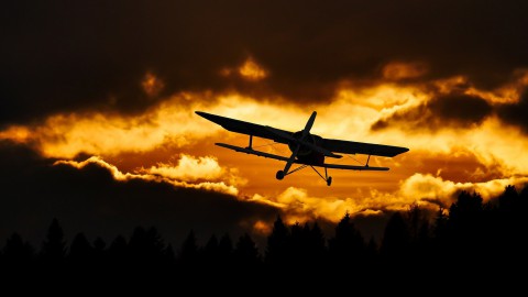 Herinneringsvlucht van vliegtuigen op 4 mei boven Almere