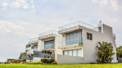 Villa's in Almere, Zeewolde en Dronten herinneren aan Des Bouvrie