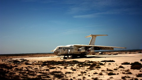 Propeller, brandstoftank en landingsgestel Short Stirling boven water gehaald