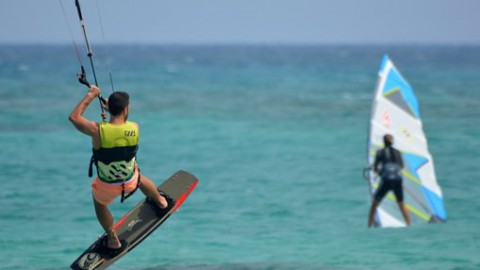 Badloe tweede, De Geus vierde in tussenstand EK Windsurfen